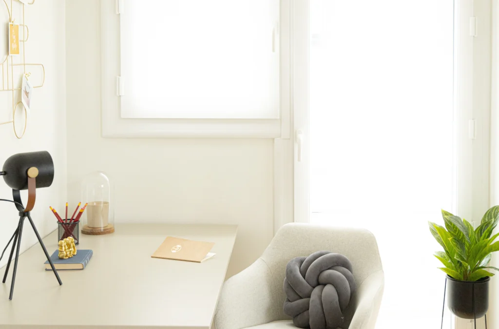 Aménagement clés en main d’un salon et salle à manger dans un appartement Airbnb à Paris 13ᵉ – espace optimisé, décoration soignée, prêt à accueillir.