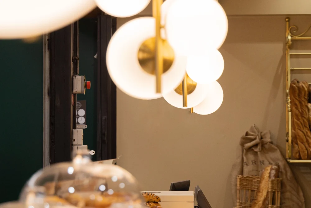 Rénovation de boulangerie à Massy avec aménagement moderne et fonctionnel, transformation de l’espace pour offrir une atmosphère chaleureuse et professionnelle.