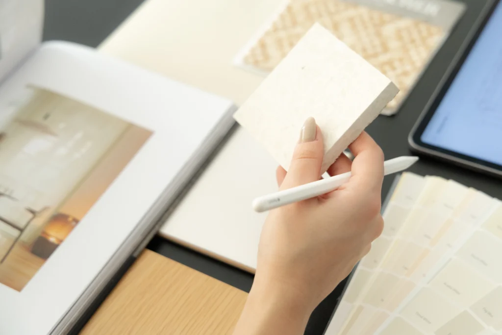 Échantillons de matériaux disposés sur un plan d’aménagement intérieur