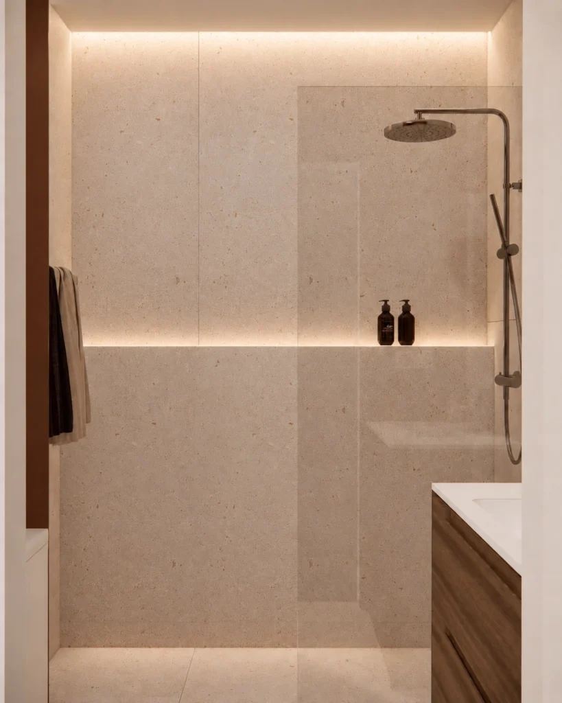 Rénovation de salle de bain moderne beige et marron avec douche italienne et meuble vasque contemporain