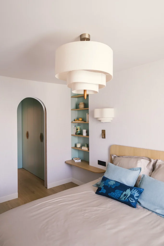 suite parentale avec dressing sur mesure décoration d’intérieur élégante, ambiance contemporaine et matériaux naturels. Schumacher Europe arte walls nedgis farrow & ball