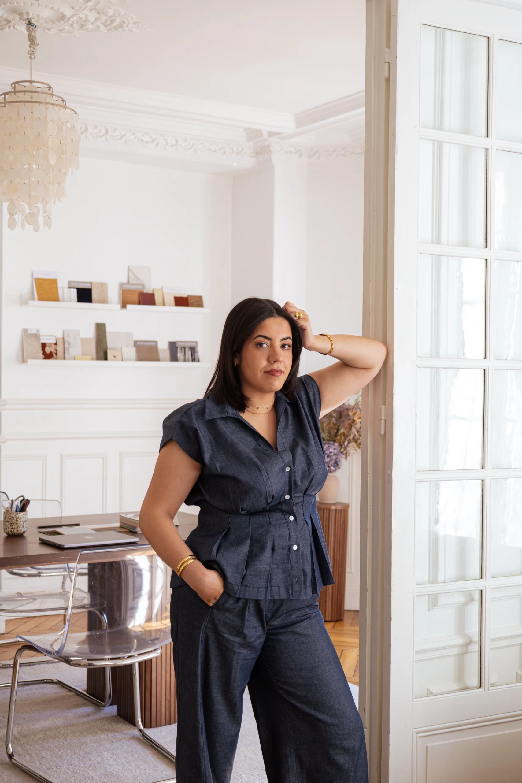 agence d’architecture d’intérieur concevant un projet sur mesure à partir de matériaux sélectionnés