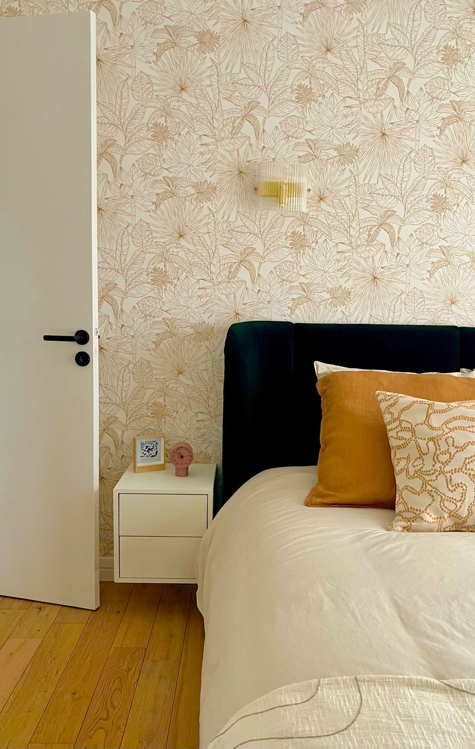 Chambre rénovée avec décoration chaleureuse dans un projet d’aménagement intérieur à Paris