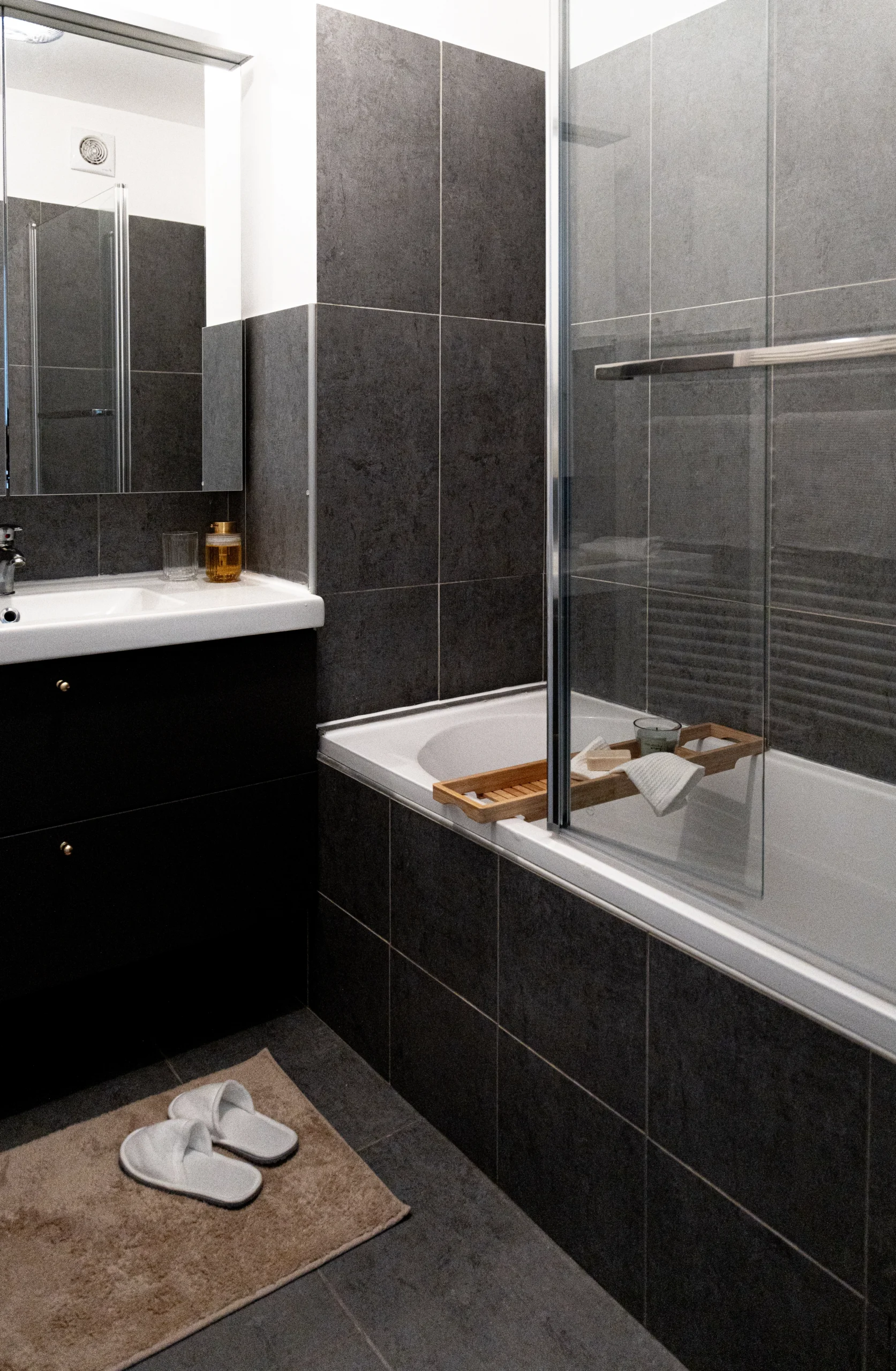 rénovation intérieure d’un appartement parisien avec décoration chaleureuse et aménagement optimisé