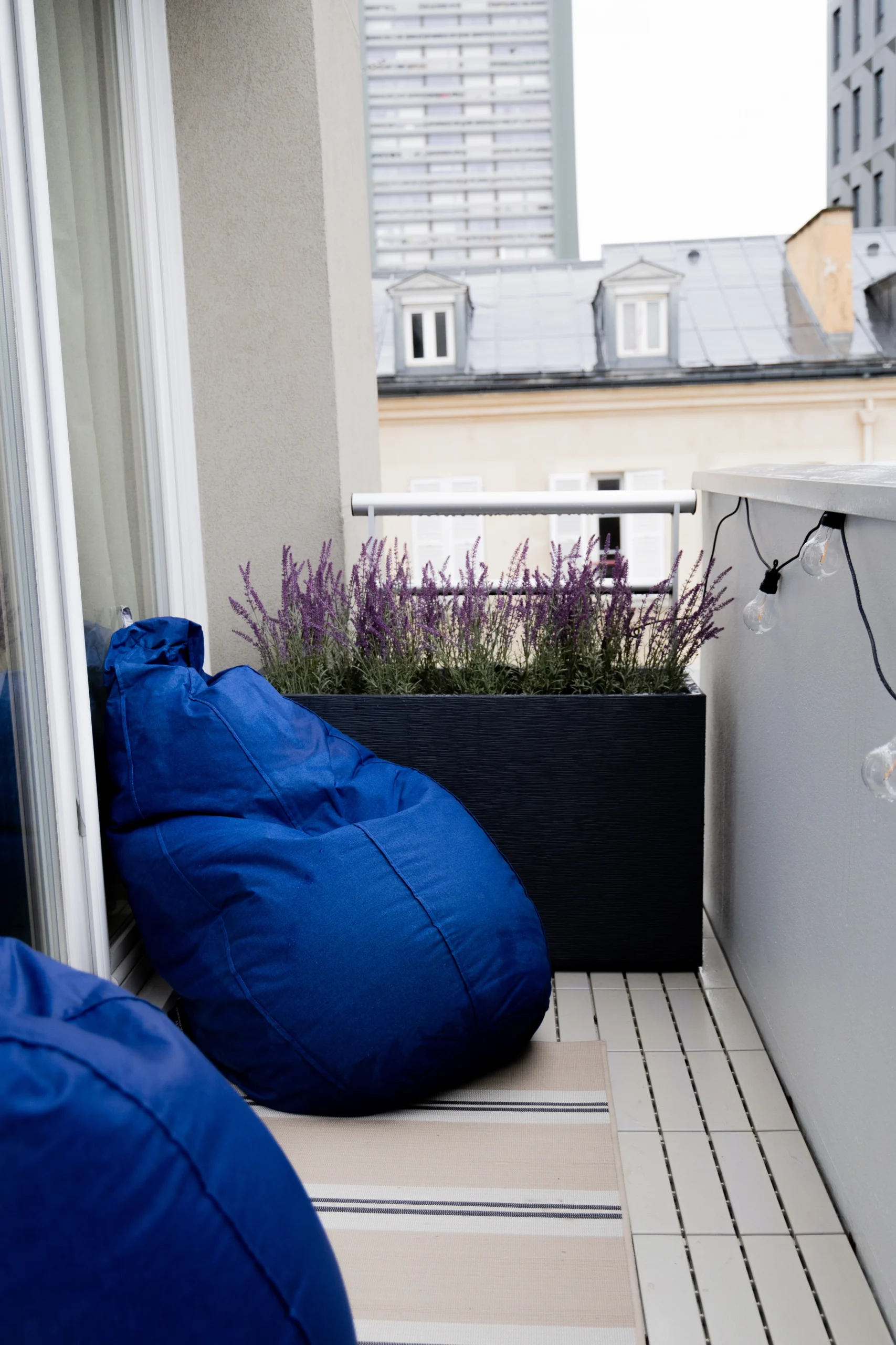 rénovation intérieure d’un appartement parisien avec décoration chaleureuse et aménagement optimisé