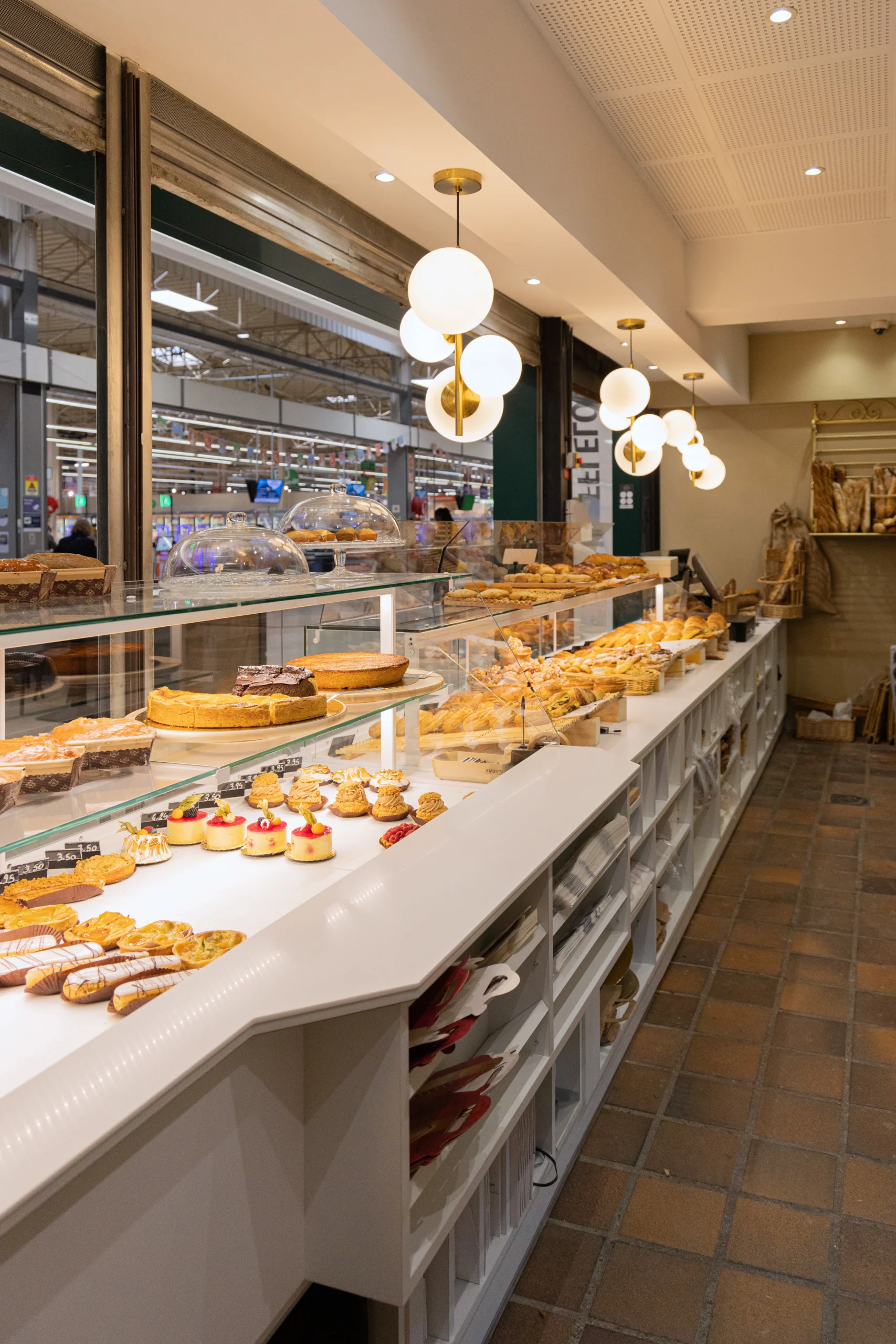 Rénovation intérieure d’une boulangerie à Massy avec nouvel aménagement moderne et espace de vente repensé.