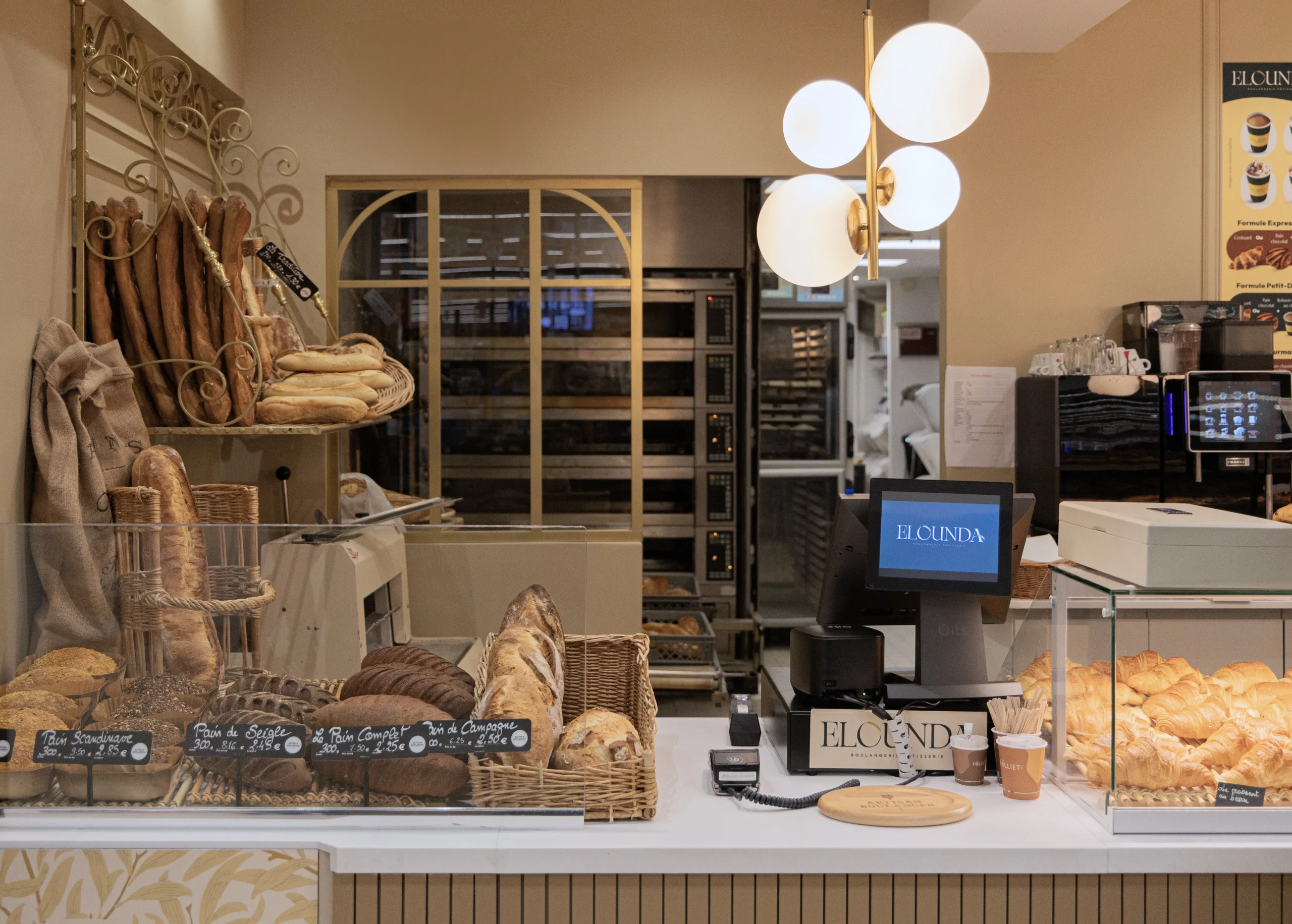 Rénovation intérieure d’une boulangerie à Massy avec nouvel aménagement moderne et espace de vente repensé.