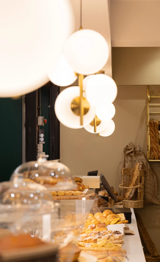 Rénovation intérieure d’une boulangerie à Massy avec nouvel aménagement moderne et espace de vente repensé.