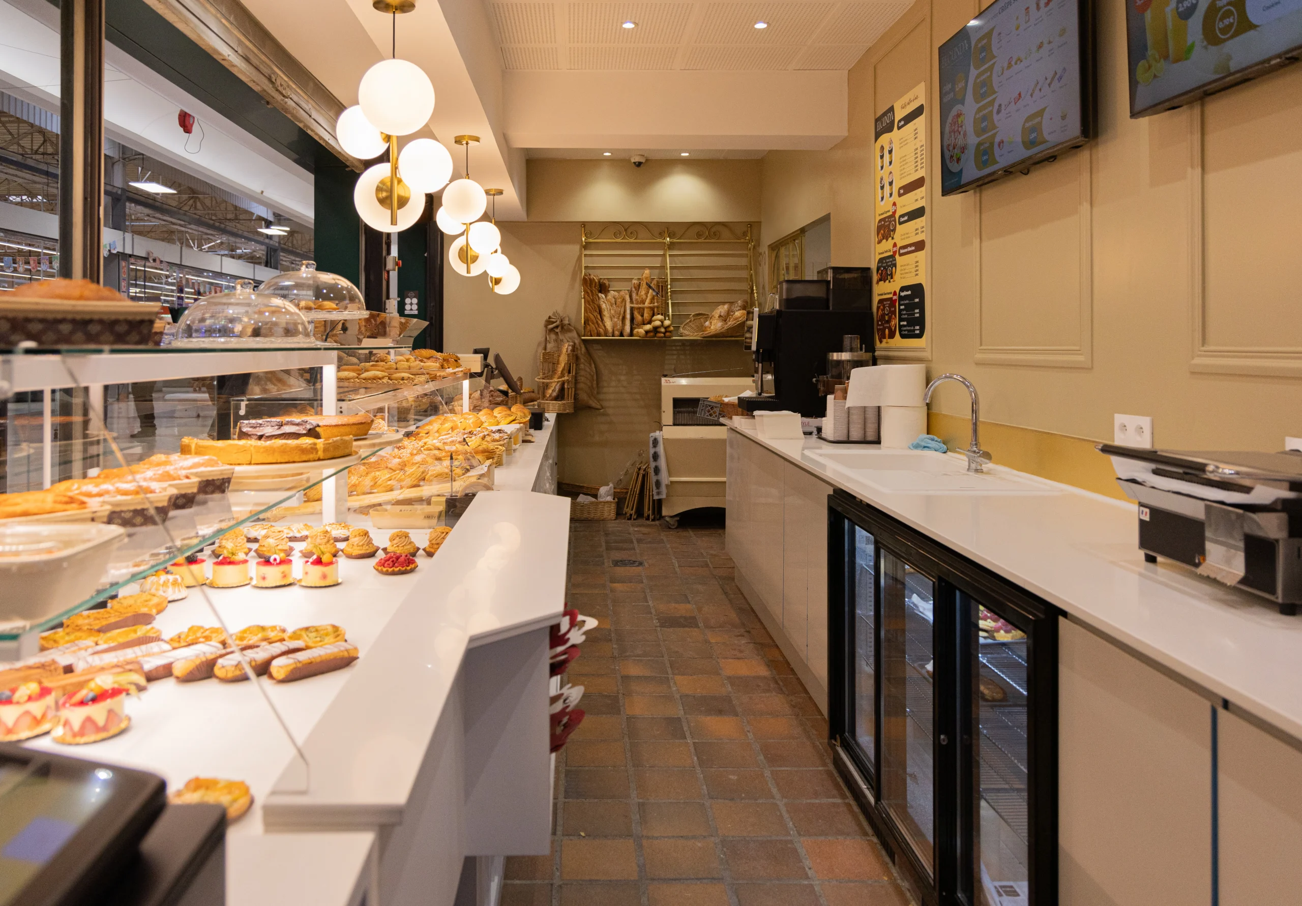 Rénovation intérieure d’une boulangerie à Massy avec nouvel aménagement moderne et espace de vente repensé.